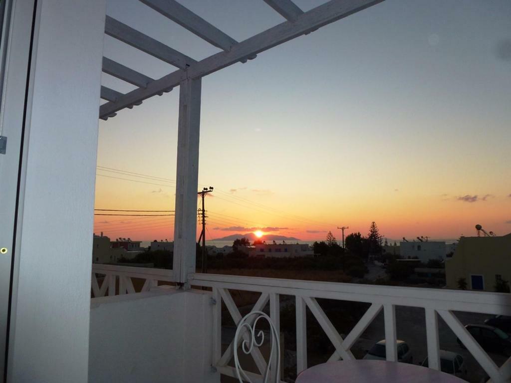 Bougainvillea Suites Kamári Exteriör bild